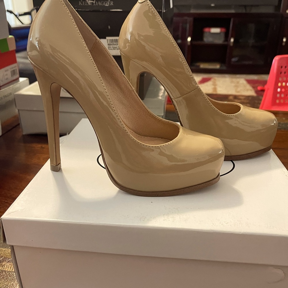Steve Madden platform heels patent leather size 5 blush/nude color.